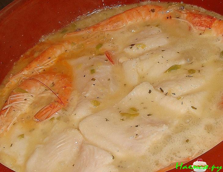 Морской язык с соусом и креветками