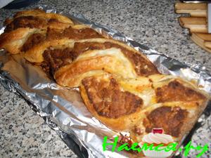 Косичка из слоеного теста с фаршем