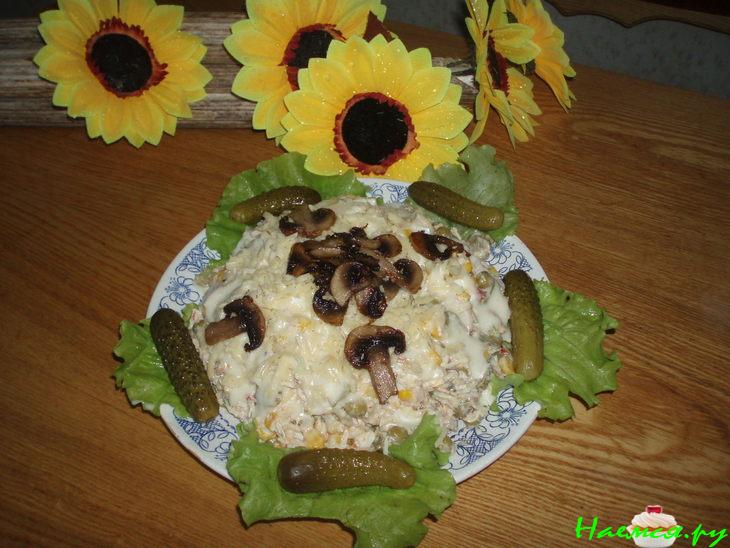 Просто куриный салатик с грибами и овощами Просто куриный салатик с грибами и овощами