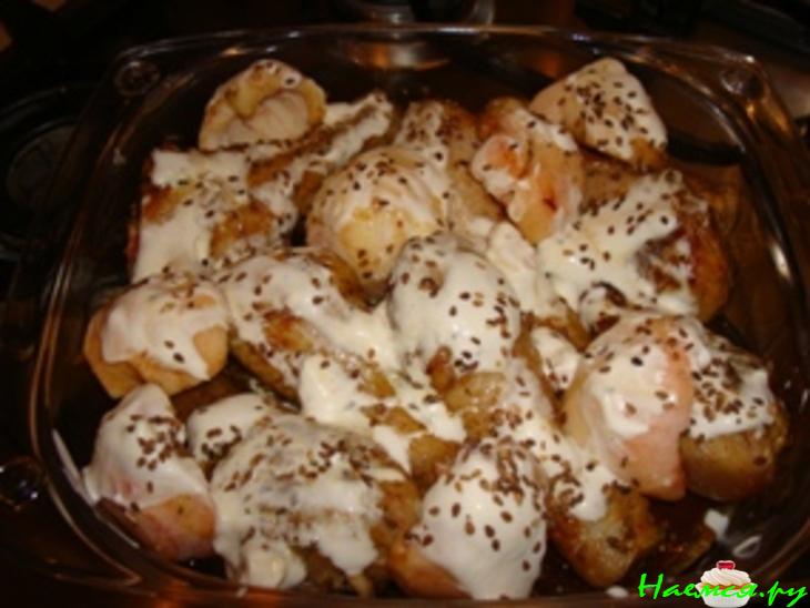 Куриные голени с кунжутом и яблоками