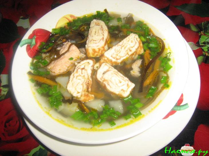 Суп с морской капустой, горбушей и яичными рулетиками