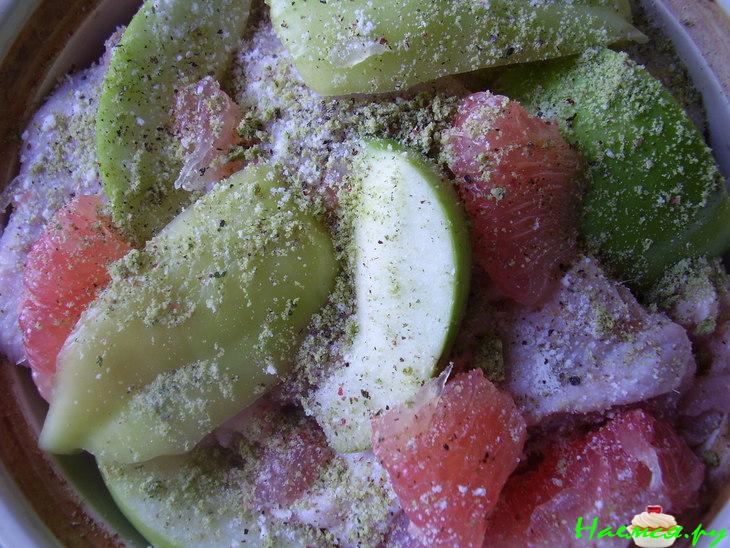 Тушенная курица с фруктами