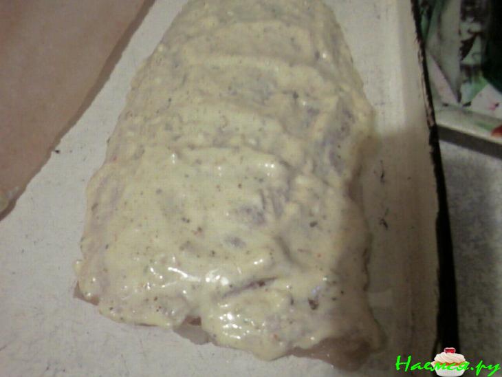 Филе белой рыбы под майонезно-чесночным соусом