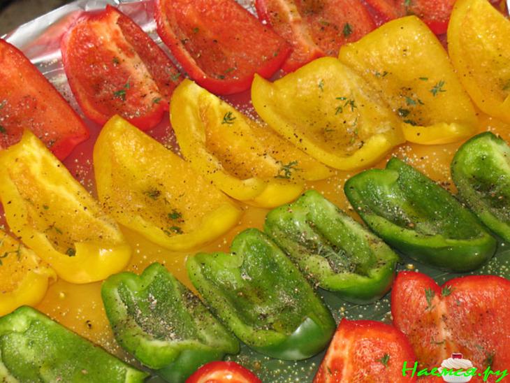 Жареные креветки в лодочках из паприки Жареные креветки в лодочках из паприки