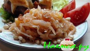 Капуста тушёная с изюмом, яблоками и мускатом Капуста тушёная с изюмом, яблоками и мускатом