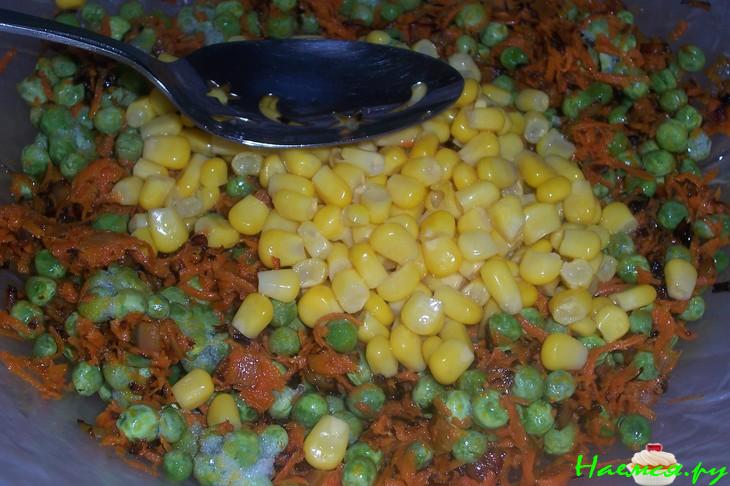 Запеченный рулет из фарша с овощами и сыром