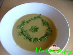 Суп-пюре из кабачков с песто из базилика и кориандра