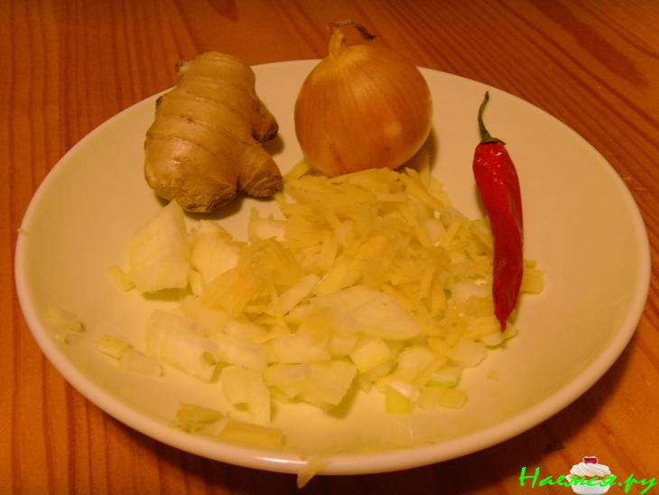 Горячий карибский суп с курицей и кокосовым молоком Горячий карибский суп с курицей и кокосовым молоком