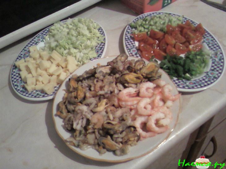 Салат из морепродуктов с сыром и авокадо Салат из морепродуктов с сыром и авокадо