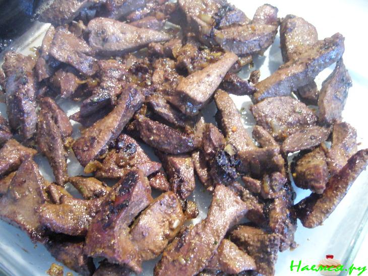 Печень, запеченная в сливочном соусе с овощами и грибами