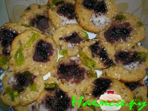 Печенье на кефире с вареньем в кунжуте