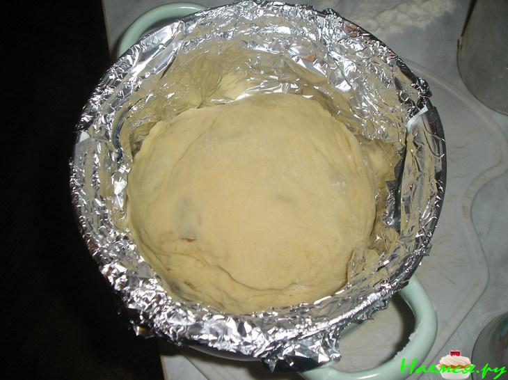 Кулич с инжиром, цукатами и изюмом