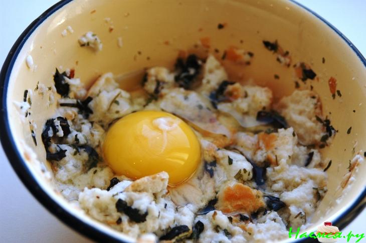 Мясной бульон с клёцками и зеленью