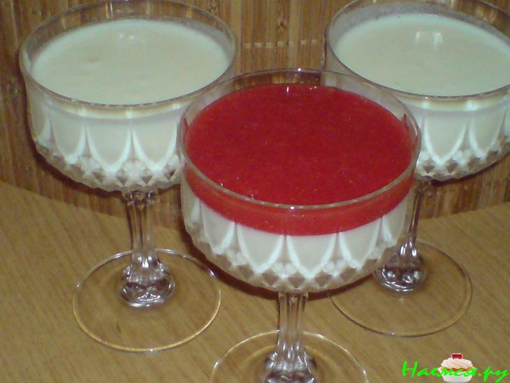 Лимонный мусс под клубничным пюре