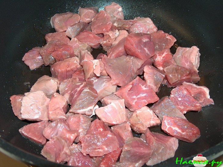 Гуляш говяжий с сельдереем в красном вине с томатом