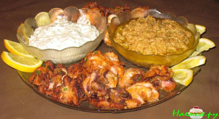 Жареные мини-осьминожки (с лимоном и двумя дипами) Жареные мини-осьминожки (с лимоном и двумя дипами)