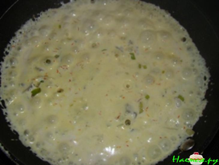 Рулетики из цуккини с семгой и грибным соусом