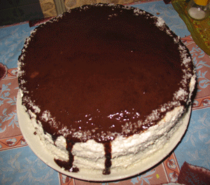 Тортик со взбитыми сливками и фруктами