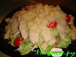 Салат "Цезарь" с пармезаном Салат "Цезарь" с пармезаном