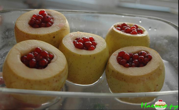 Яблоки с красной смородинкой