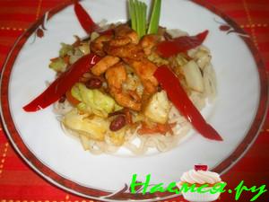 Китайская лапша с куриной грудкой и овощами