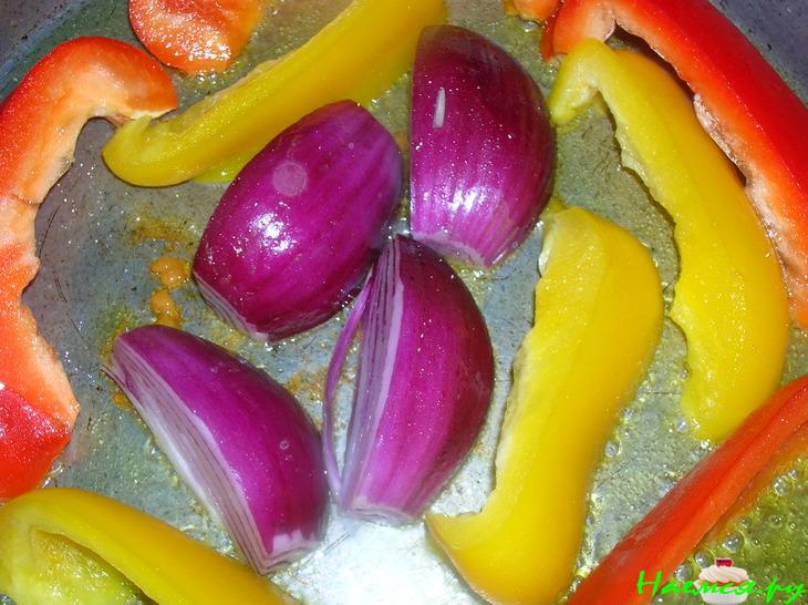 Салат из жареных перцев с помидорами