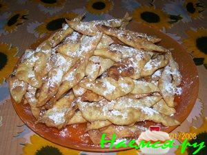 Хворост хрустящий, посыпанный сахарной пудрой