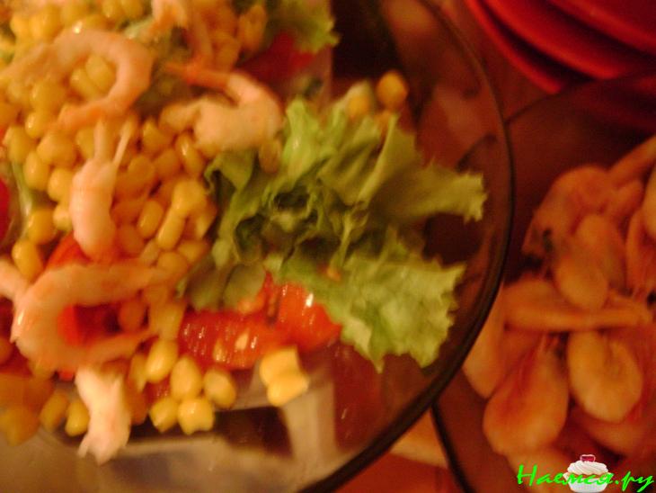 Весенний салат с креветками