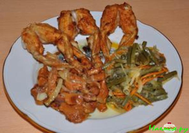 Лягушачьи лапки с папоротником и лисичками