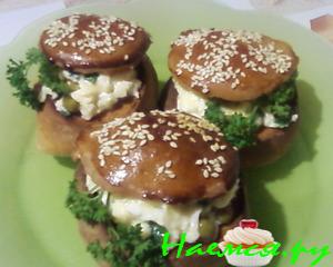 Яичница-болтунья в булочках