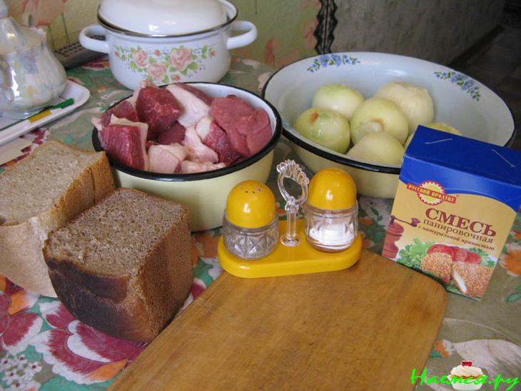 Котлеты со смешанным фаршем и черным хлебом