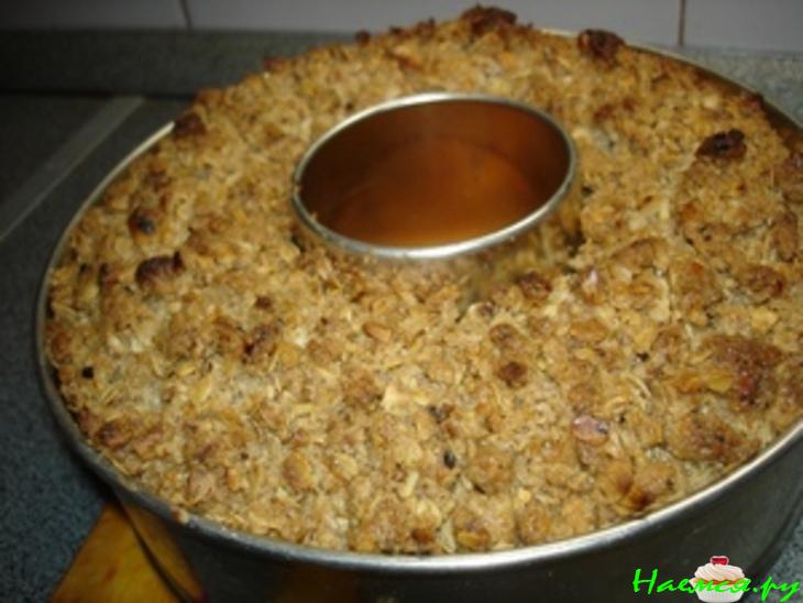 Сливовый пирог с ореховой посыпкой