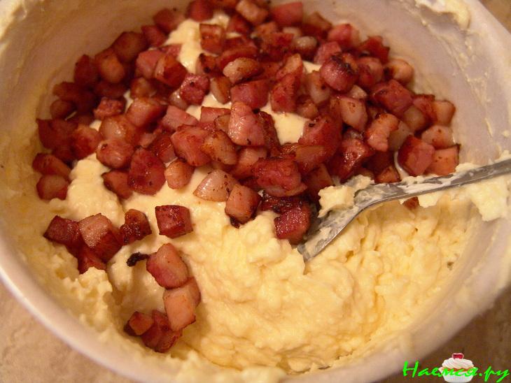 Чизкейк с беконом и грибами