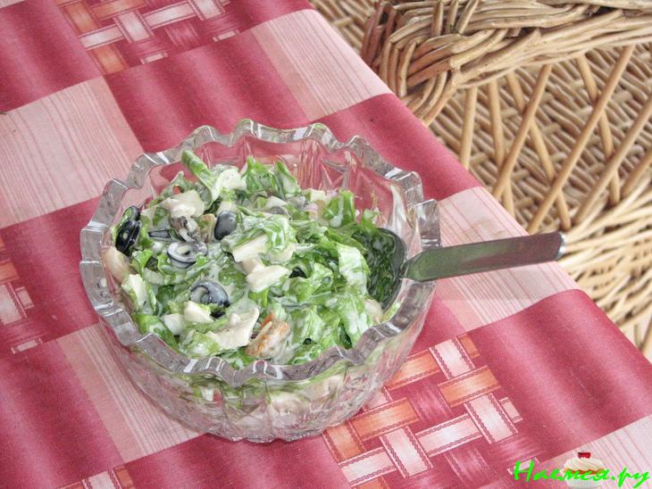 Салат из морепродуктов с китайским салатом и маслинами
