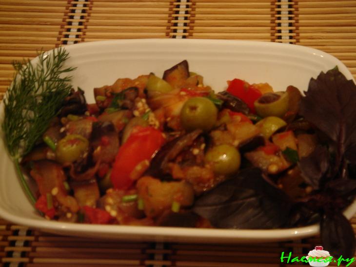 Баклажаны с оливками и помидорами