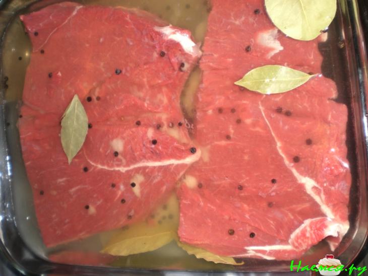 Говяжья пастрома с мёдом, паприкой и соевым соусом