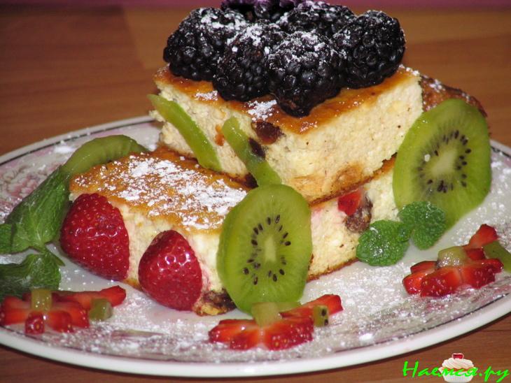 Запеканка творожная с фруктами и ягодами