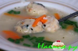 Мясной бульон с клёцками и зеленью