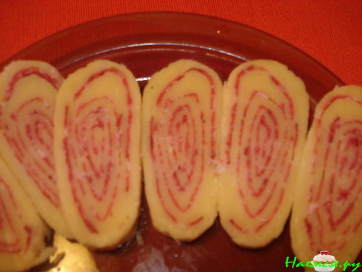 Сырный рулет с салями