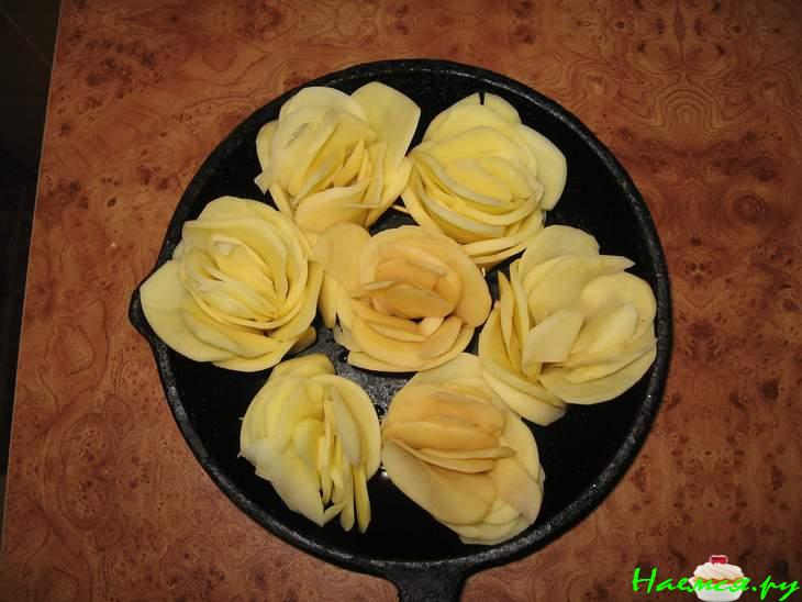 Розочки из картофеля с чесноком и зеленью