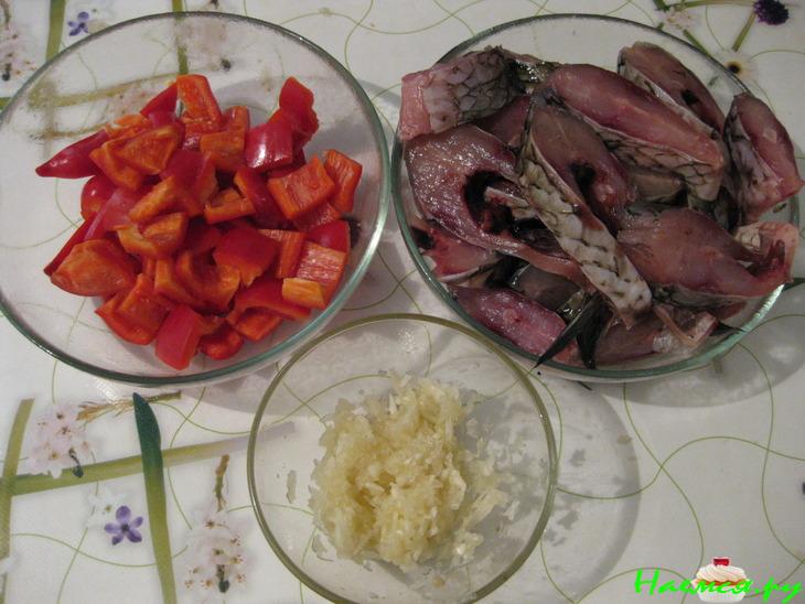 Карп в томатном соусе с чесноком