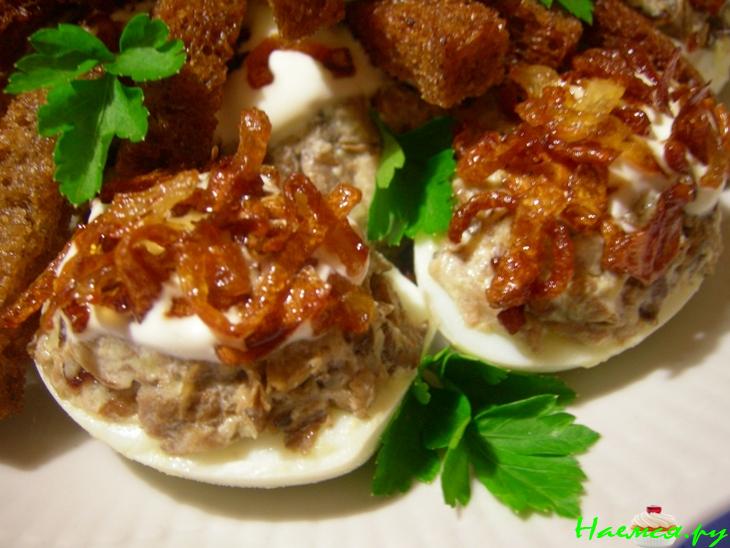 Закуска с фаршированными яйцами