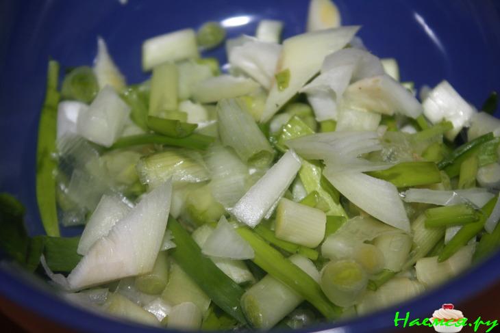 Рисовая лапша с мясом, овощами и орехами