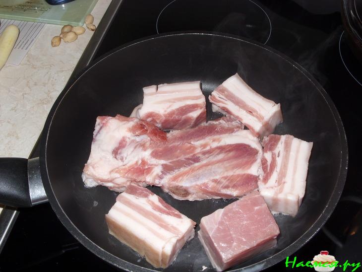 Суп-харчо со свиной грудинкой с косточкой