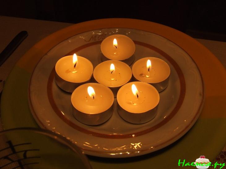 Три мяса отваренные и запеченные под сливочным соусом с пюре из зеленого горошка