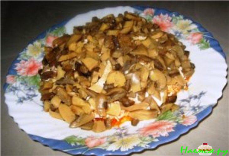 Салат куриный "Подсолнух" с грибами и кукурузой