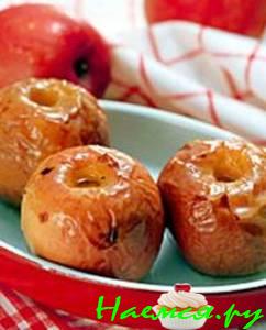 Печеные яблоки с орехами и финиками