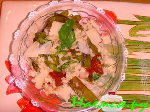 Ризотто со стручками гороха, вялеными томатами, брокколи и пармезаном