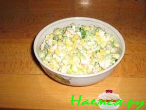 Салат "Праздничный" с крабовыми палочками и киви