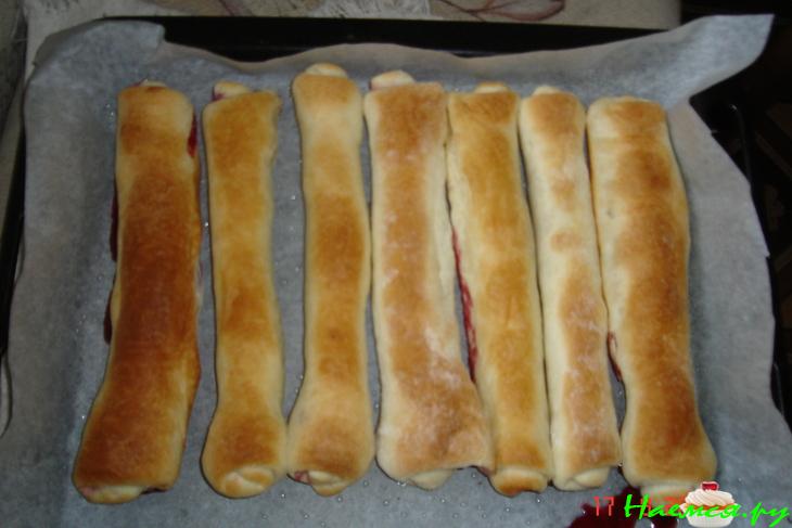 Вишнёвый пирог из слоеного теста